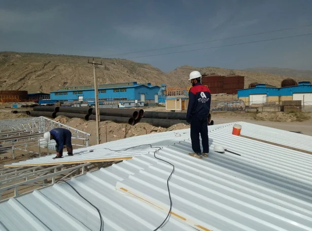 اجرای مهندسی زیرسازی ساندویچ پانل کارن سازه بر روی استراکچر فولادی